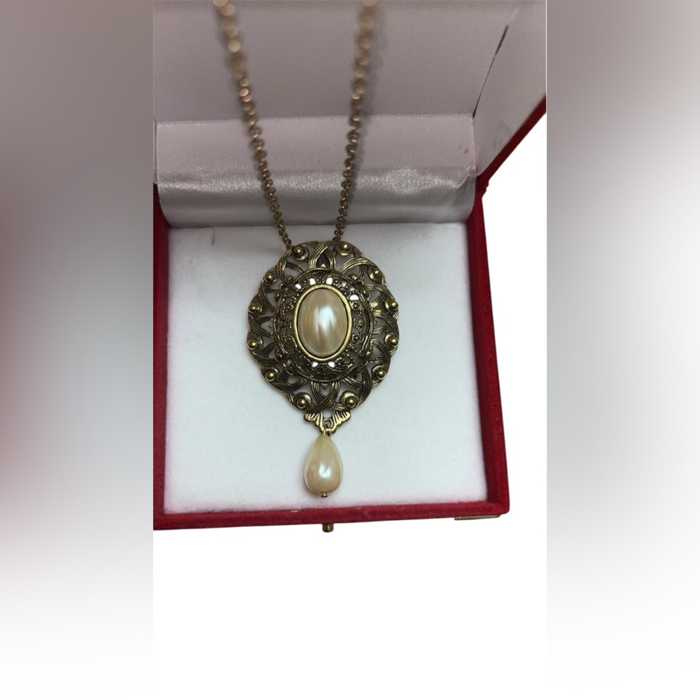 Classic Vintage Gold & Pearl Pendant Necklace/Brooch